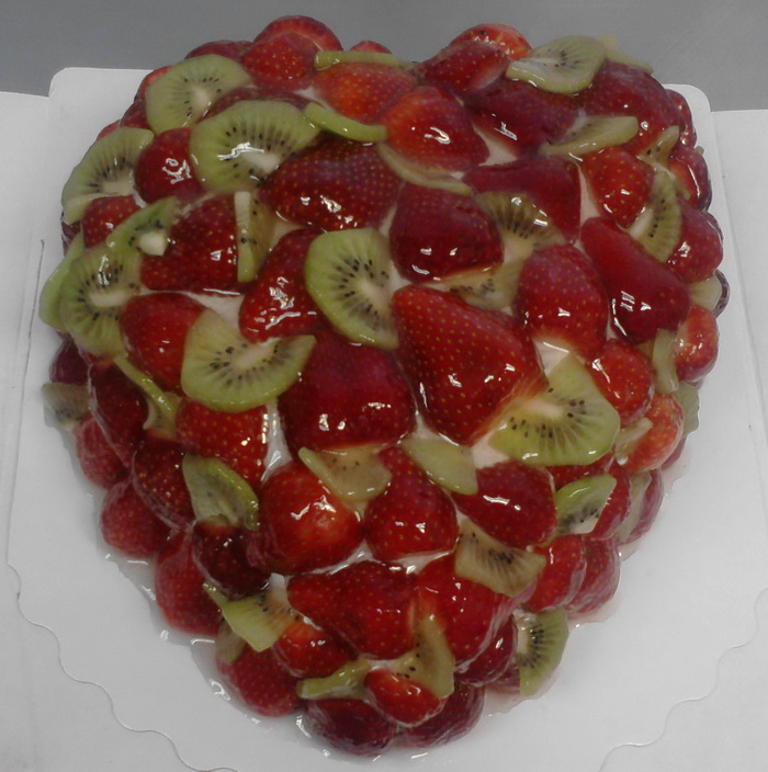 Торт в виде сердца любимой на 8 марта, на день Святого Валентина,  